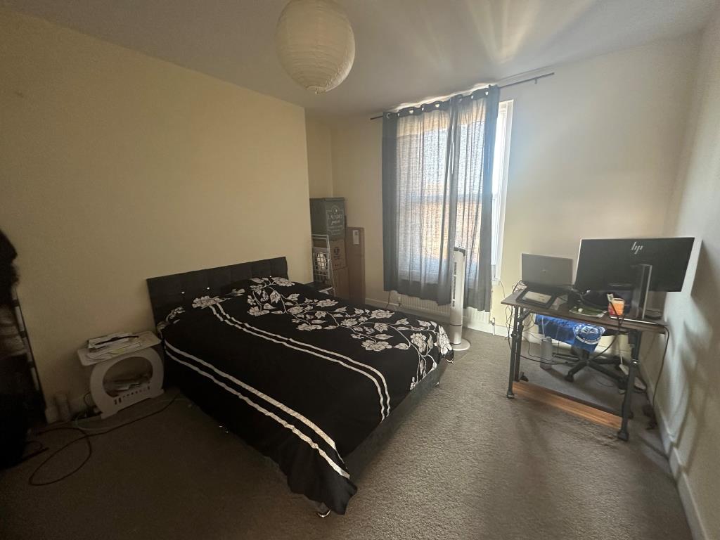 Lot: 84 - MIXED USE INVESTMENT IN TOWN CENTRE - Top floor flat bedroom